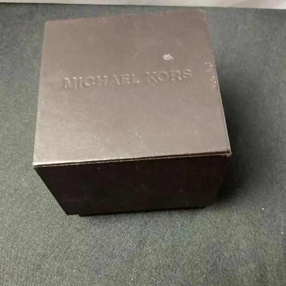 MICHAEL KORS WOMENS STAINLESS STEEL GOLD TONE WATCH EXTRA LINKS SNAP CLOSURE - Picture 15 of 15